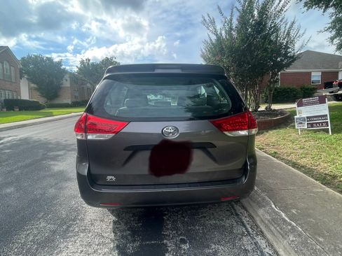 Used 2011 Toyota Sienna w/ Towing Pkg FWD image 5