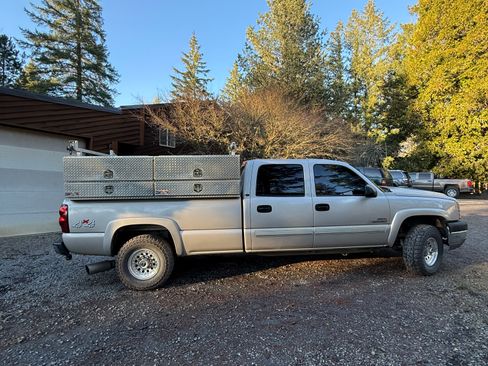 Used 2005 Chevrolet Silverado 2500 LT w/ Heavy-Duty Power Package image 1