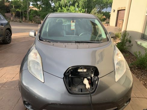 Used 2014 Nissan Leaf S image 2