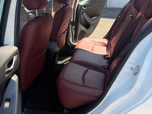 Used 2018 MAZDA MAZDA3 Touring FWD image 16