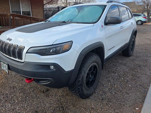 Used 2019 Jeep Cherokee Trailhawk image 2
