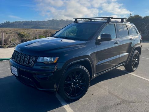 Used 2017 Jeep Grand Cherokee Altitude image 1