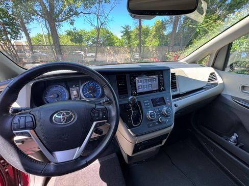 Used 2019 Toyota Sienna XLE w/ XLE Navigation Package FWD image 9