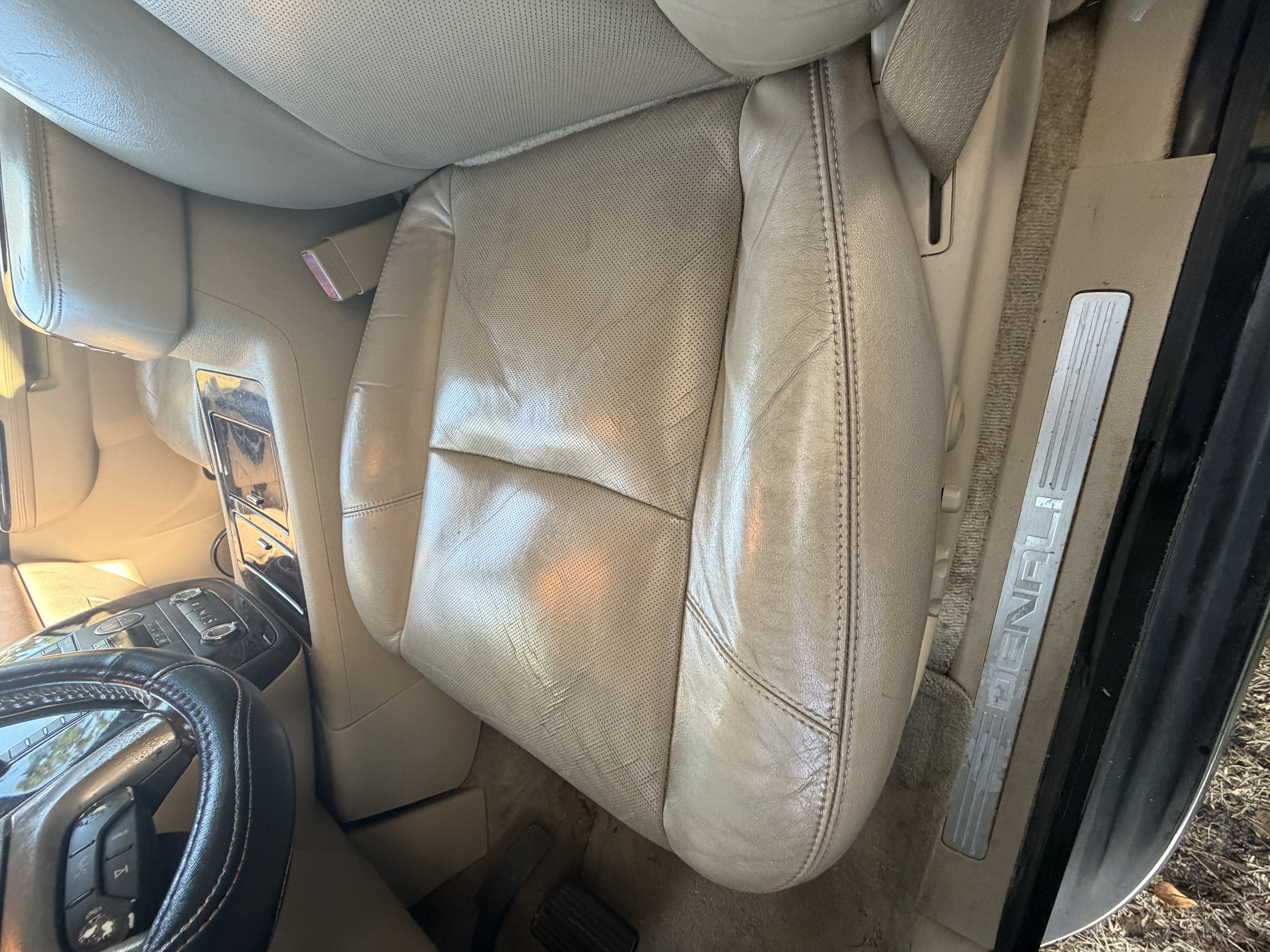 Used 2011 GMC Yukon XL Denali AWD/4WD image 17