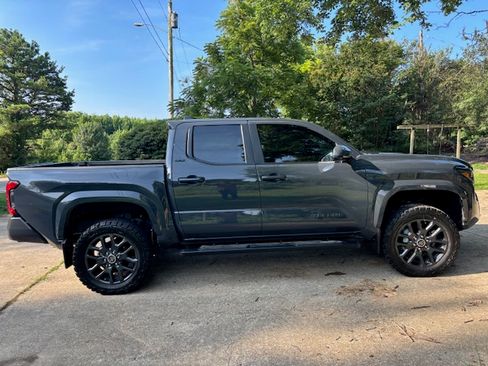 Used 2024 Toyota Tacoma SR5 AWD/4WD image 6