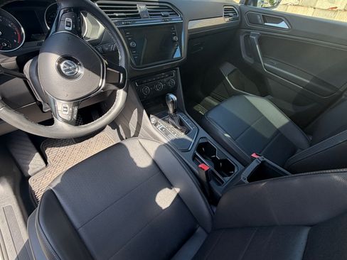 Used 2021 Volkswagen Tiguan SE w/ Panoramic Sunroof Package FWD image 8