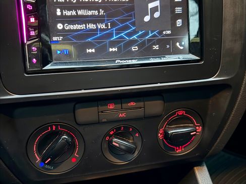 Used 2015 Volkswagen Jetta S image 16