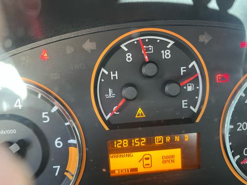 Used 2014 Nissan Titan SL w/ SL Moonroof Package image 8