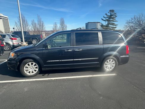 Used 2013 Chrysler Town & Country Touring image 6