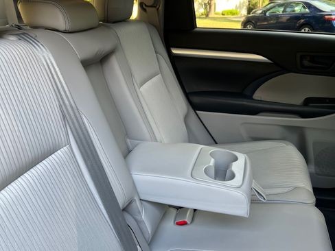 Used 2017 Toyota Highlander Plus image 13