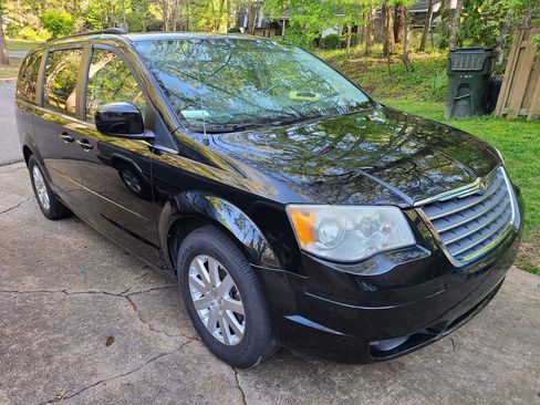 Used 2008 Chrysler Town & Country Touring image 2
