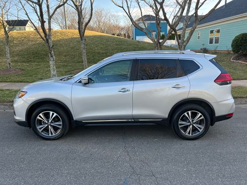 Used 2017 Nissan Rogue SL w/ SL Premium Package image 1