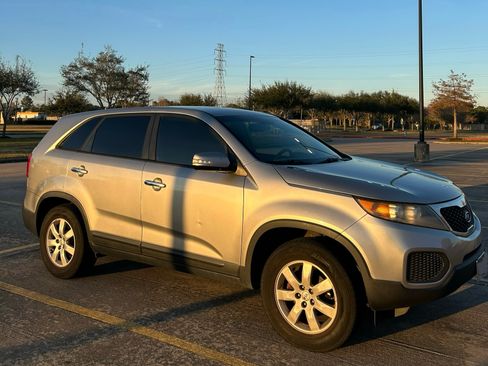Used 2013 Kia Sorento LX image 4