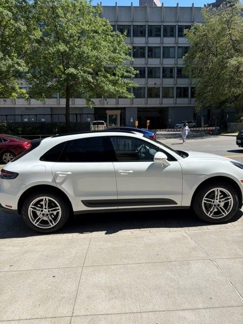 Used 2022 Porsche Macan AWD/4WD image 1