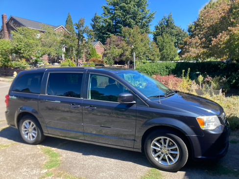 Used 2014 Dodge Grand Caravan SXT w/ UConnect Hands-Free Group image 1