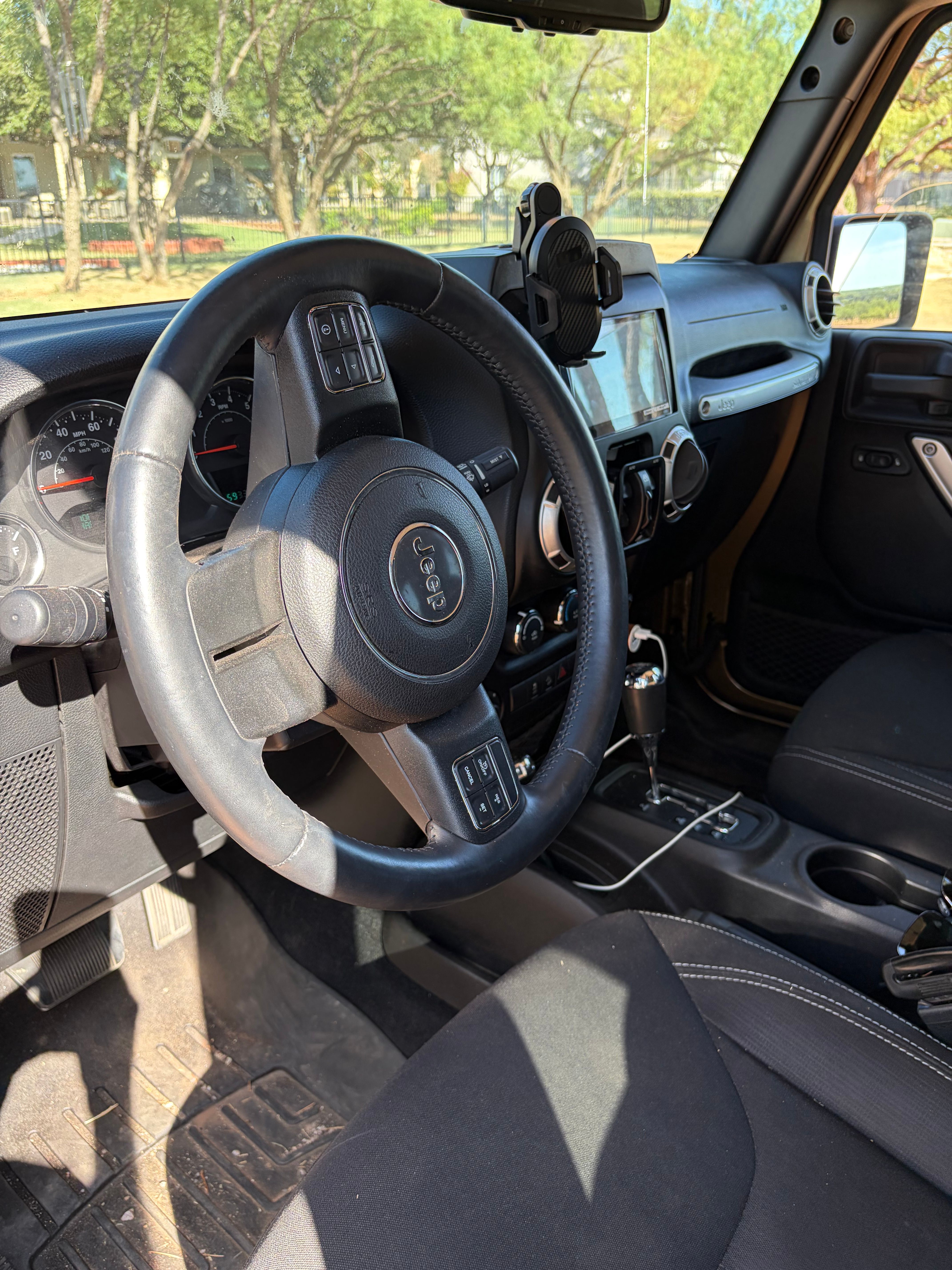 Used 2015 Jeep Wrangler Unlimited Sahara w/ Connectivity Group AWD/4WD image 10