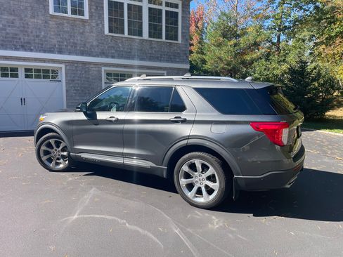Used 2020 Ford Explorer Platinum w/ Premium Technology Package image 2