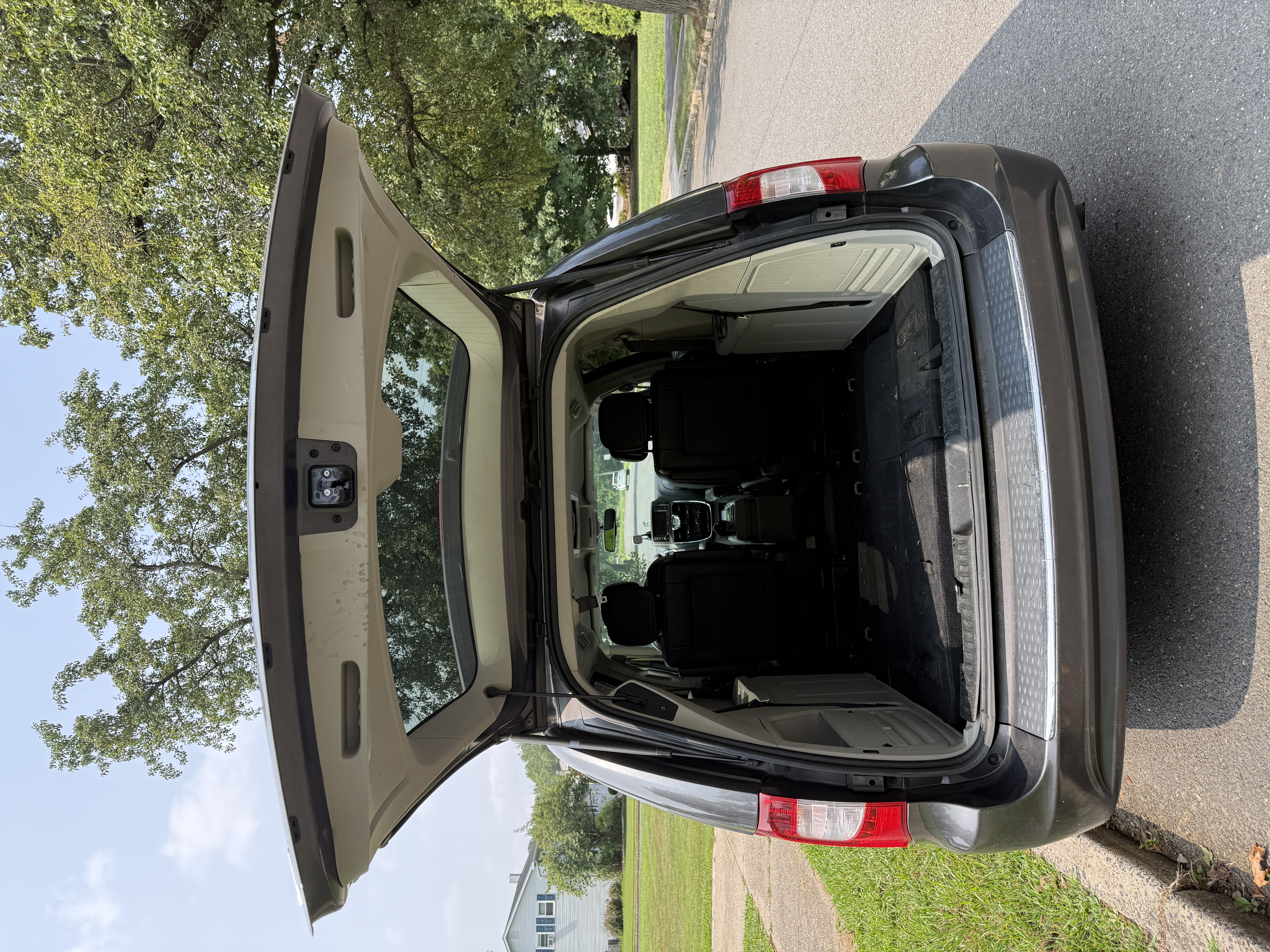 Used 2016 Chrysler Town & Country Touring FWD image 2