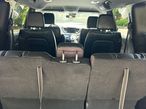 Used 2023 Chrysler Pacifica Touring-L w/ S Appearance Package image 18