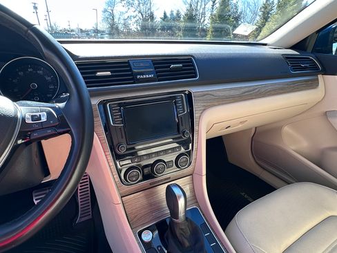 Used 2018 Volkswagen Passat 3.6 SEL Premium image 22