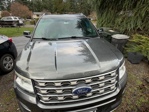 Used 2016 Ford Explorer XLT w/ Equipment Group 202A image 2