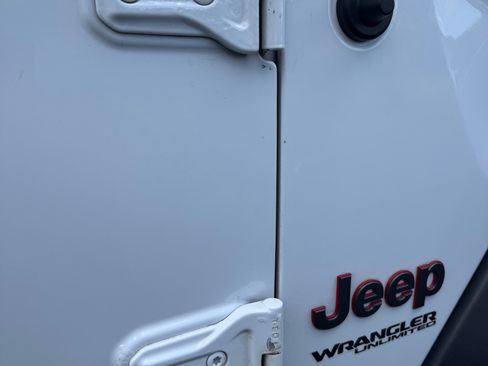 Used 2021 Jeep Wrangler Unlimited Rubicon AWD/4WD image 8