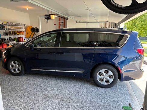 Used 2017 Chrysler Pacifica Touring-L Plus FWD image 2