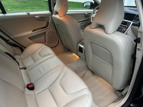 Used 2016 Volvo S60 T5 Inscription Platinum image 12