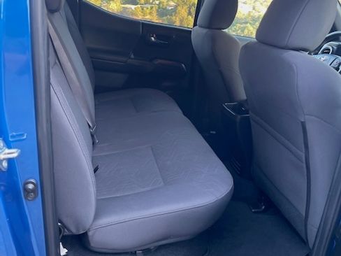 Used 2017 Toyota Tacoma TRD Sport RWD image 5