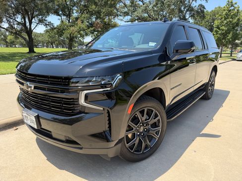 Used 2023 Chevrolet Suburban RST w/ Luxury Package RWD image 2