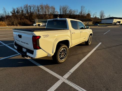 Used 2025 Toyota Tacoma TRD Sport AWD/4WD image 9