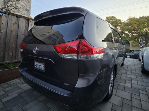 Used 2012 Toyota Sienna XLE image 1