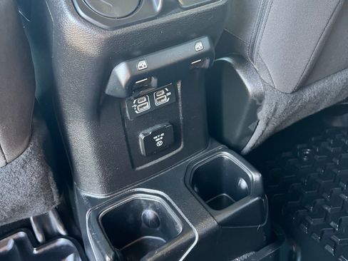 Used 2018 Jeep Wrangler Unlimited Sahara image 12