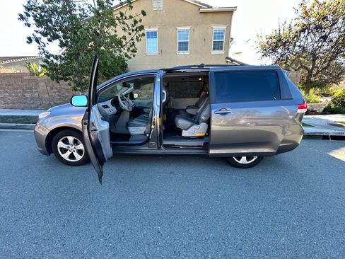 Used 2011 Toyota Sienna LE w/ Towing Pkg FWD image 14