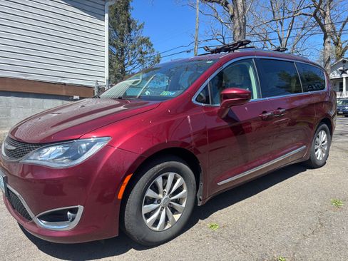 Used 2018 Chrysler Pacifica Touring-L image 1
