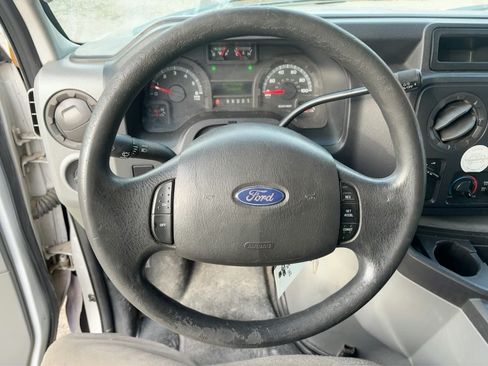 Used 2009 Ford E-150 and Econoline 150 Van 3D image 18