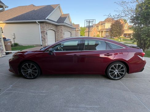 Used 2019 Toyota Avalon XSE w/ All Weather Liner Package FWD image 2
