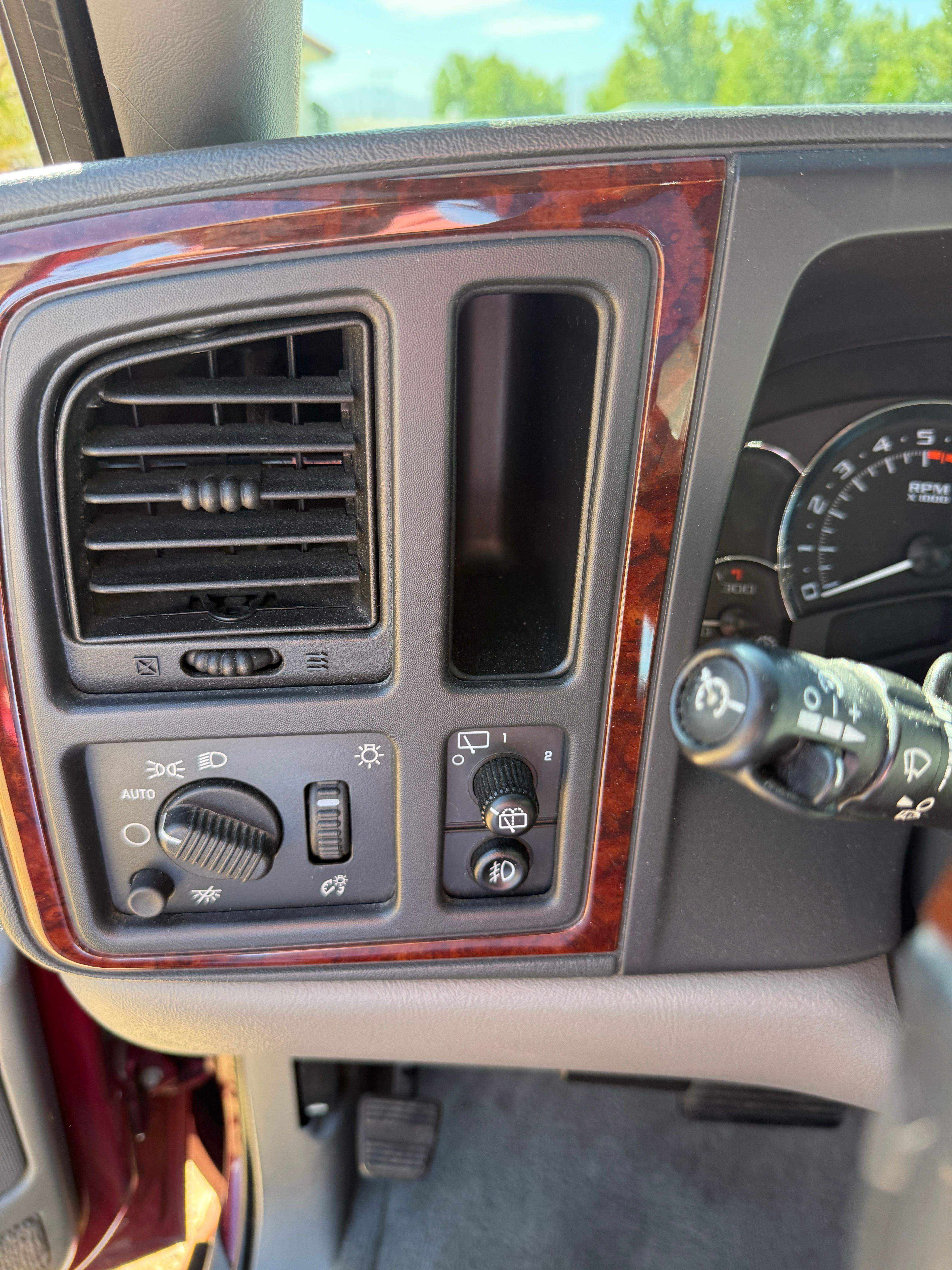 Used 2005 Cadillac Escalade AWD image 11