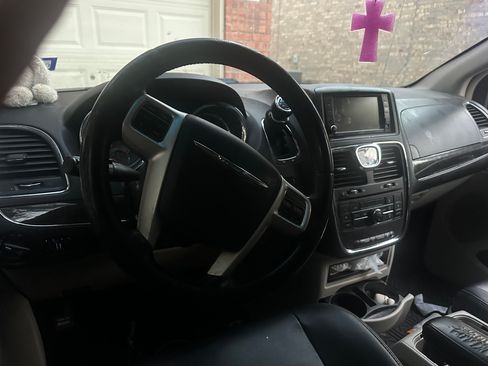 Used 2016 Chrysler Town & Country Touring FWD image 5