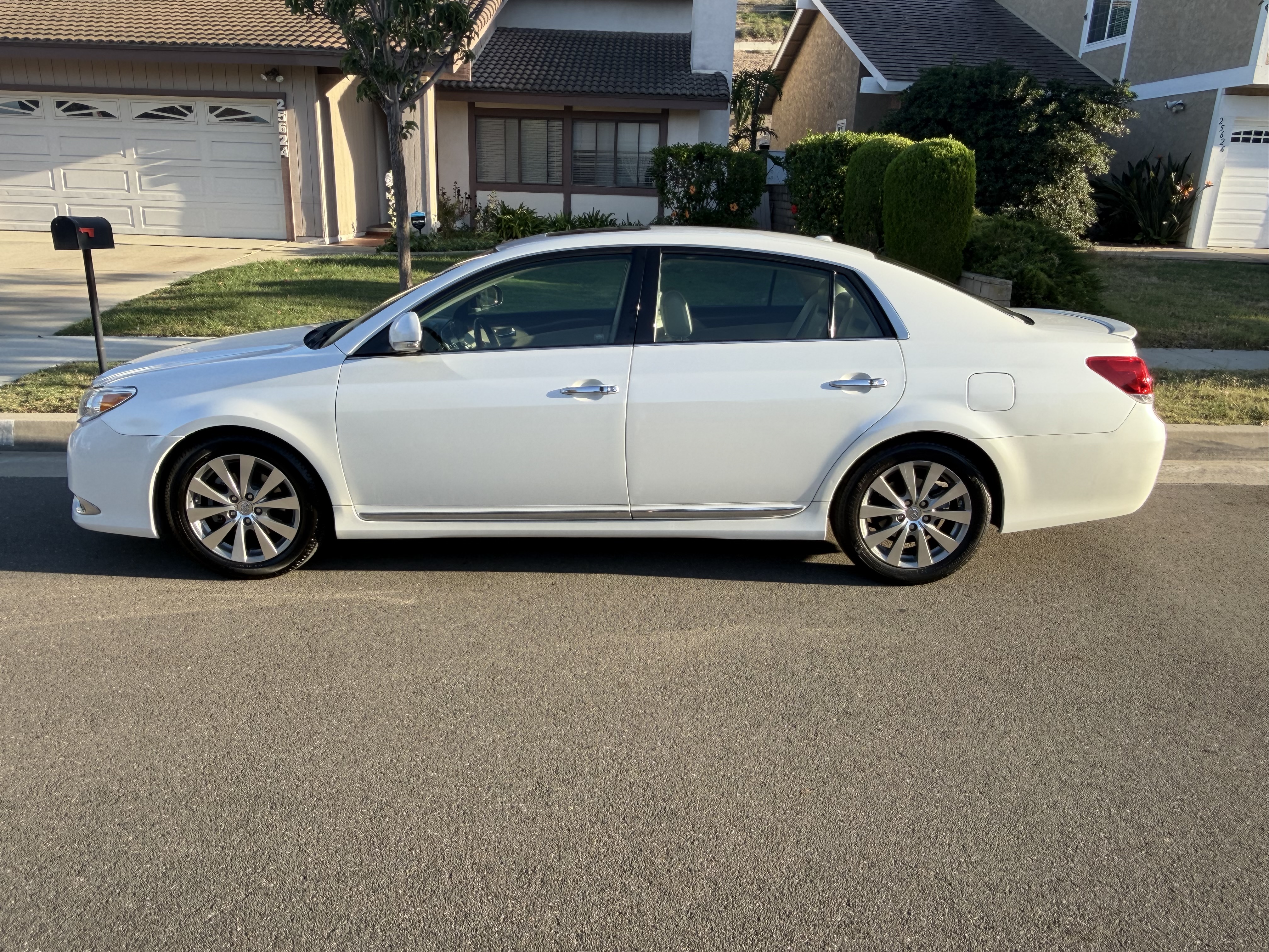 Used 2012 Toyota Avalon Limited FWD image 1