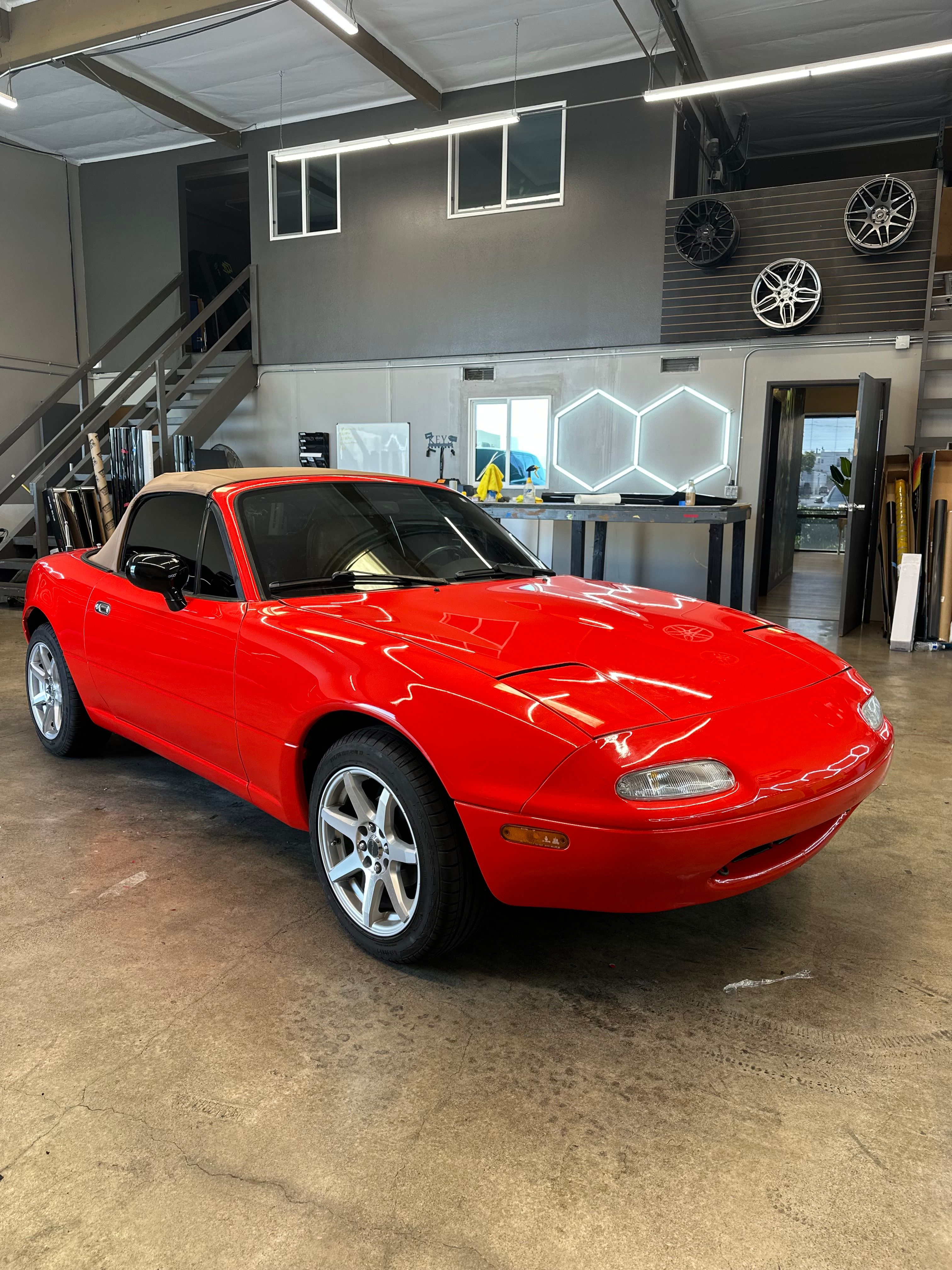 Used 1993 MAZDA MX-5 Miata RWD image 2