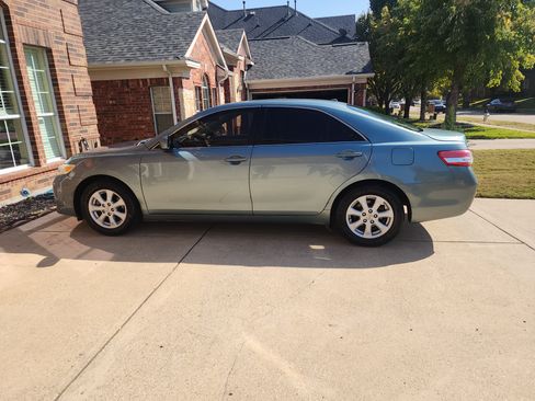 Used 2011 Toyota Camry LE image 1