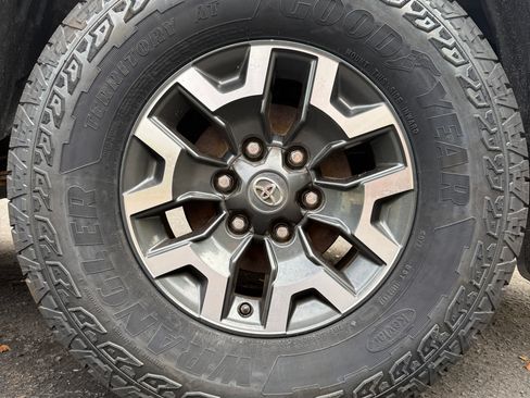 Used 2018 Toyota Tacoma TRD Off-Road image 16