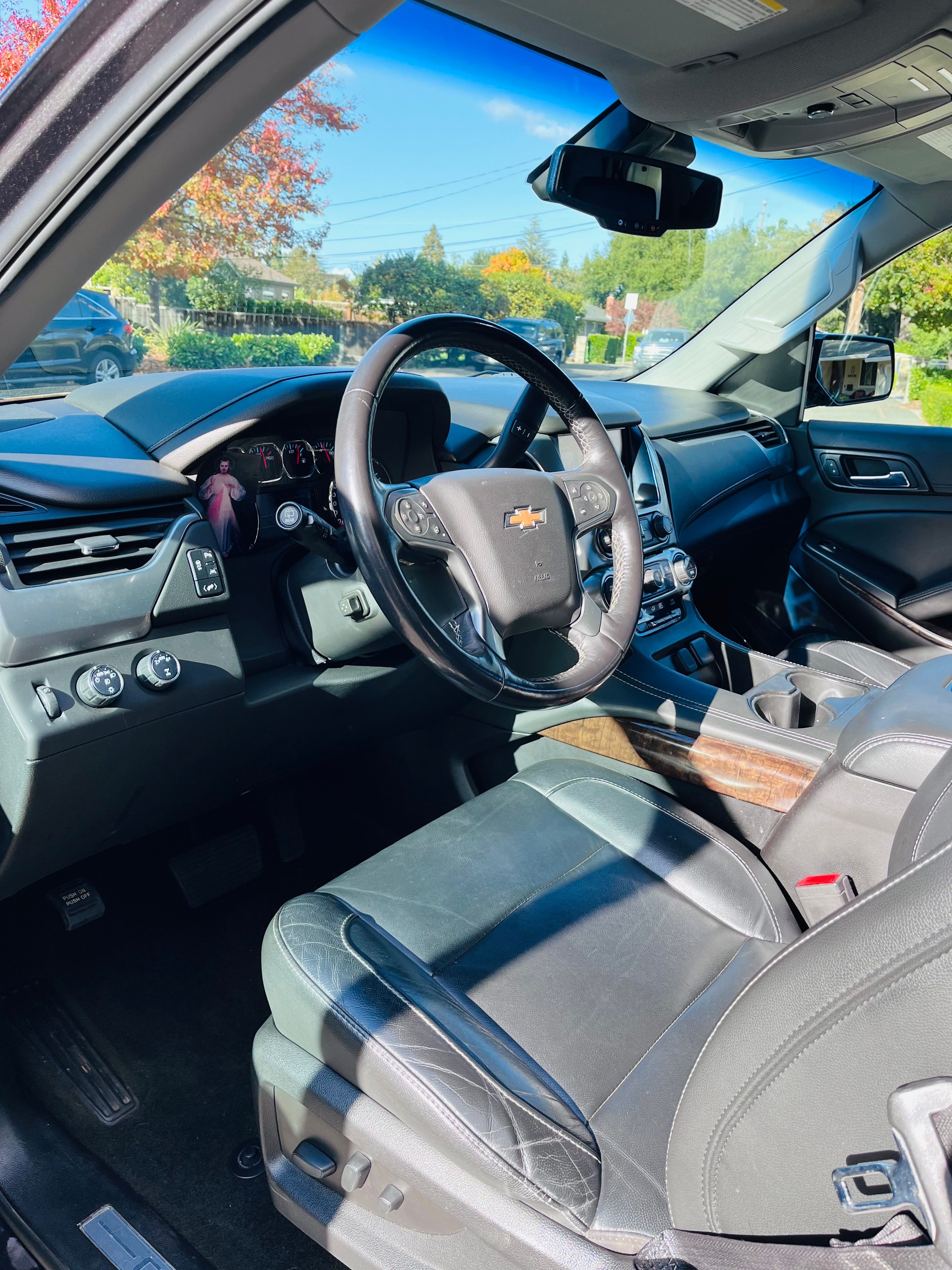 Used 2018 Chevrolet Suburban LT w/ Luxury Package AWD/4WD image 9
