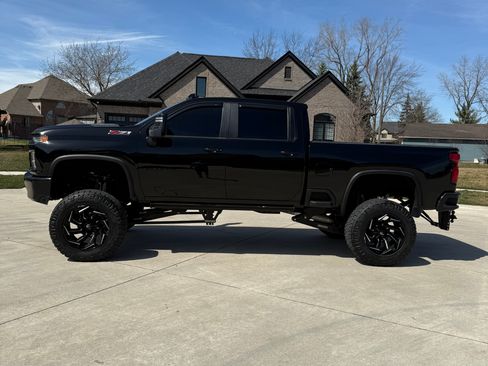 Used 2022 Chevrolet Silverado 2500 LTZ w/ LTZ Plus Package image 4