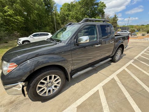 Used 2010 Nissan Frontier LE w/ LE Value Truck Pkg image 2
