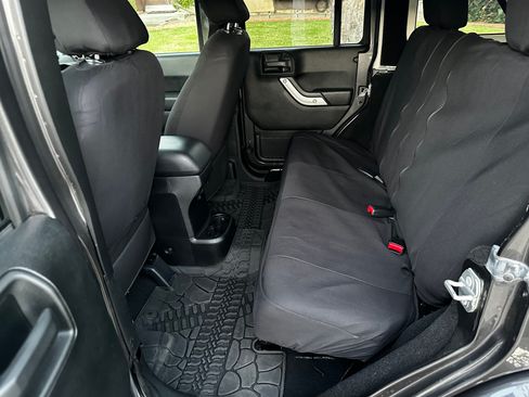 Used 2017 Jeep Wrangler Unlimited Sahara w/ Connectivity Group image 21