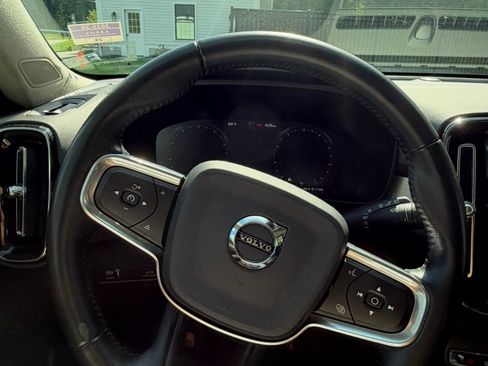 Used 2020 Volvo XC40 T5 Momentum w/ Protection Package Premier AWD/4WD image 10