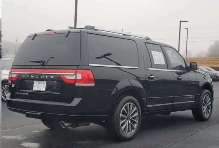 Used 2017 Lincoln Navigator L Select RWD image 9