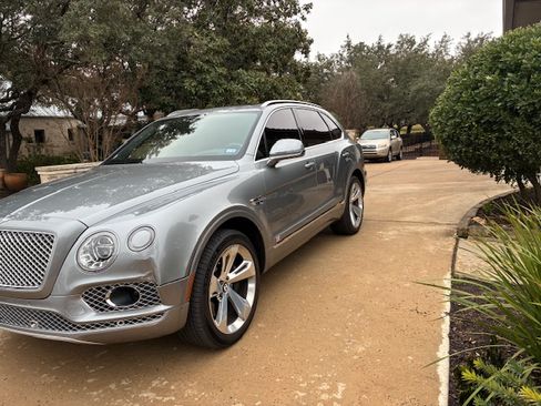 Used 2018 Bentley Bentayga Onyx Edition image 10